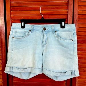 True freedom short, junior size 9, light washed